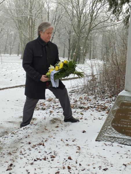 An der Stele Parkfriedhof.jpg